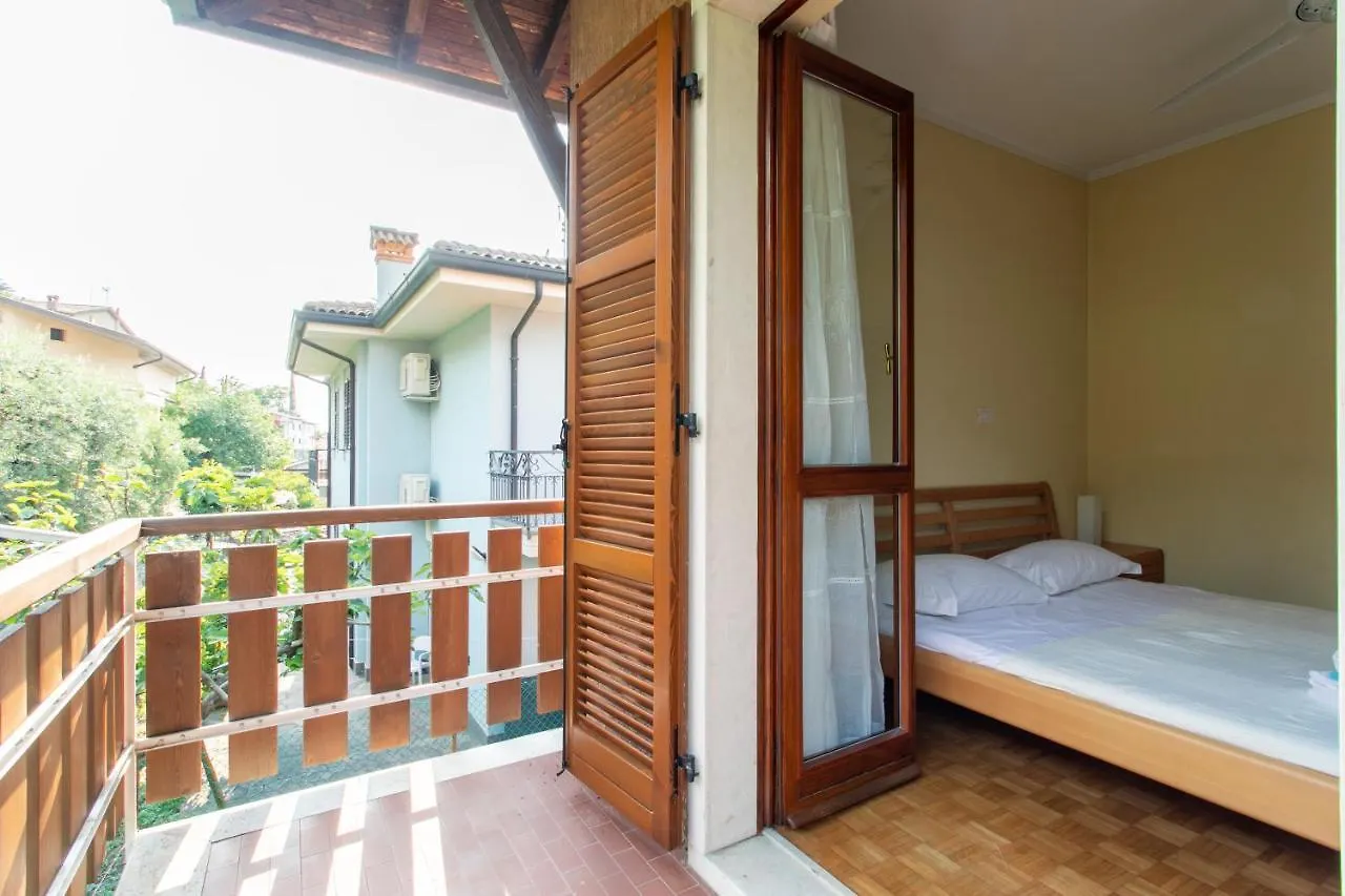 Family Home - Garda 3 Bedrooms Apartment 0*, גארדה